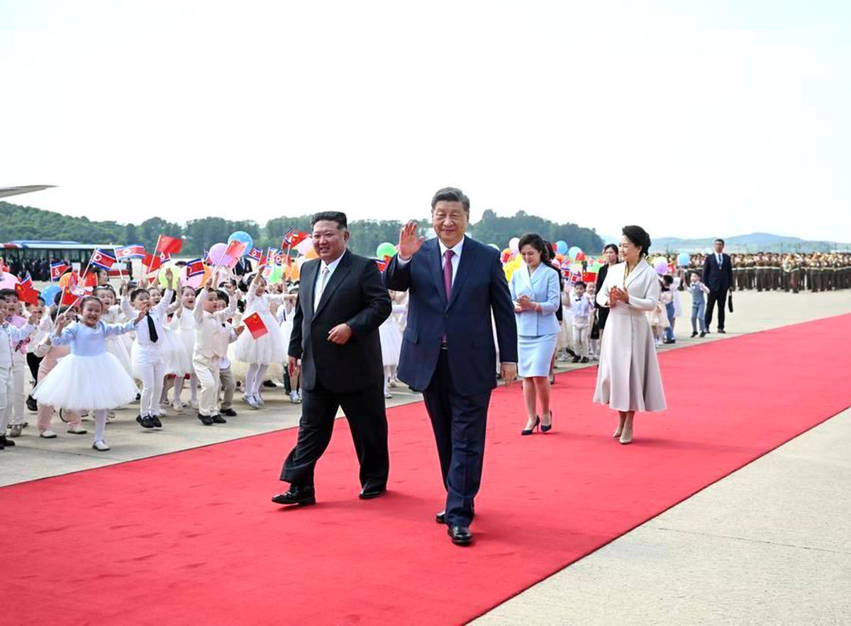 Kuzey Kore lideri Kim Jong-un ve eşi Ri Sol Ju, Çin Devlet Başkanı Xi Jinping ve eşi Peng Liyuan'a veda ediyor.