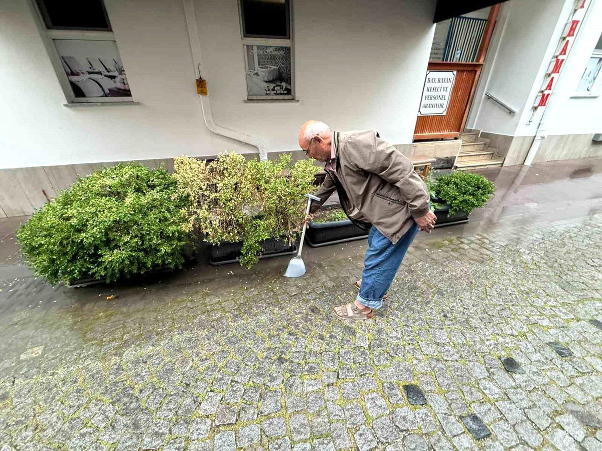 Altyapı yetersizliği sebebi ile yol kenarında biriken su ile