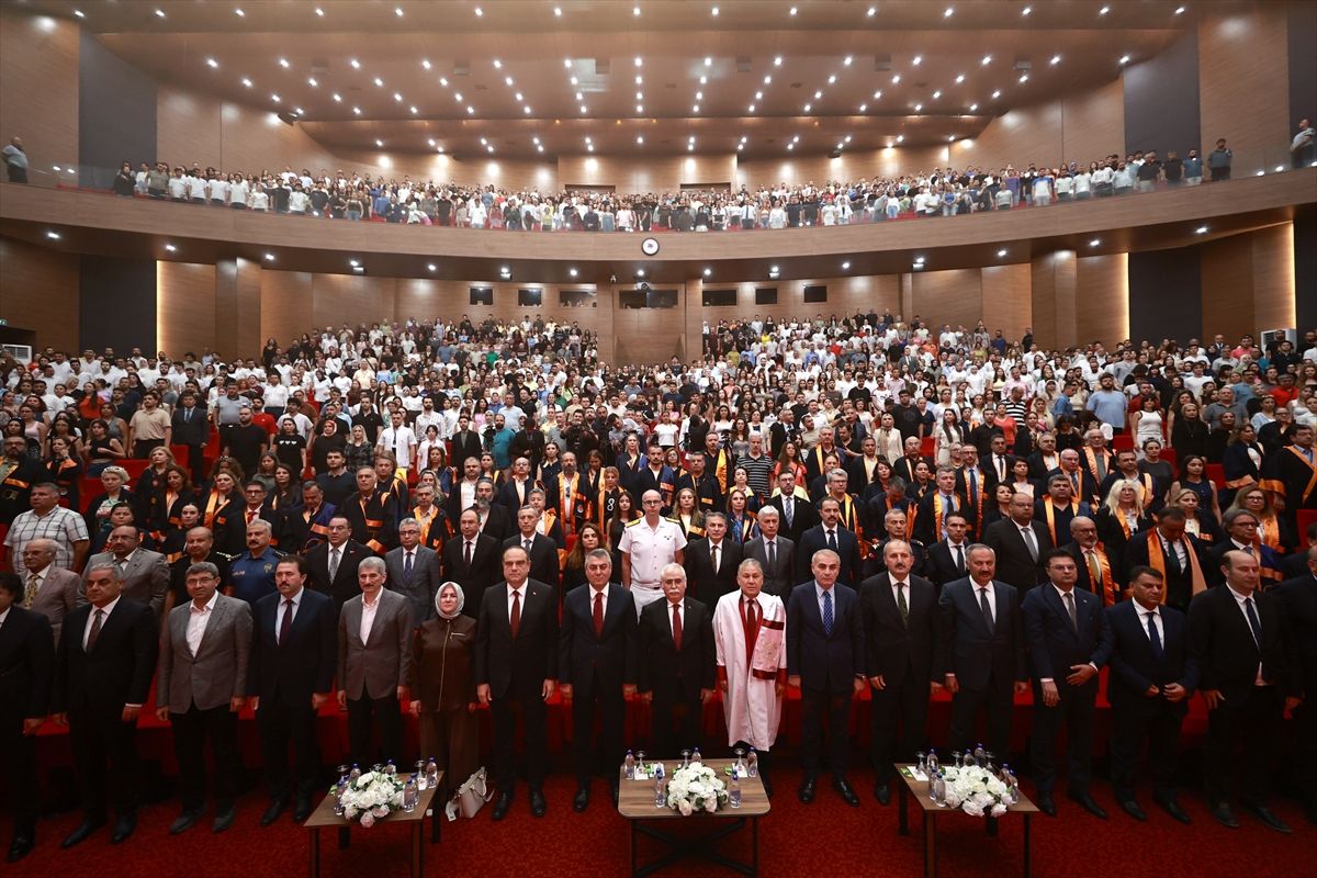 Anayasa Mahkemesi Başkanı Kadir Özkaya, Mersin'de öğrenciler