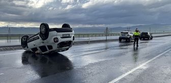 Ardahan'da devrilen otomobilin sürücüsü yaralandı