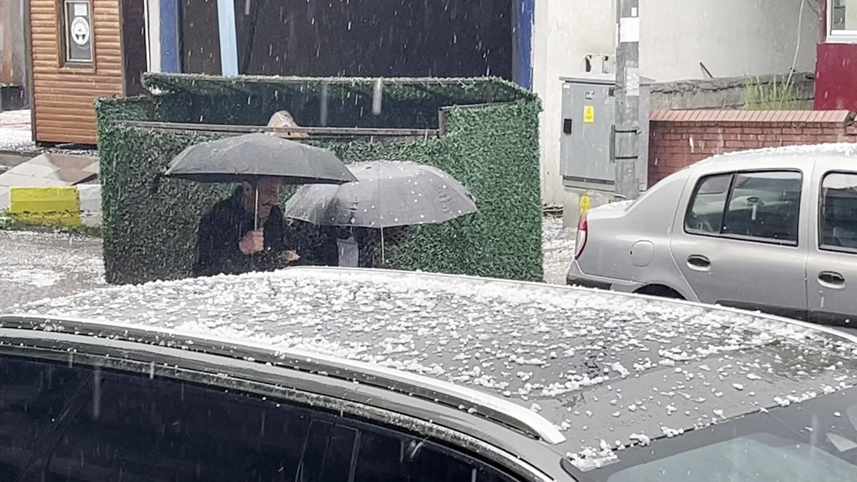 Ardahan'da dolu yağışı kenti beyaza bürüdü