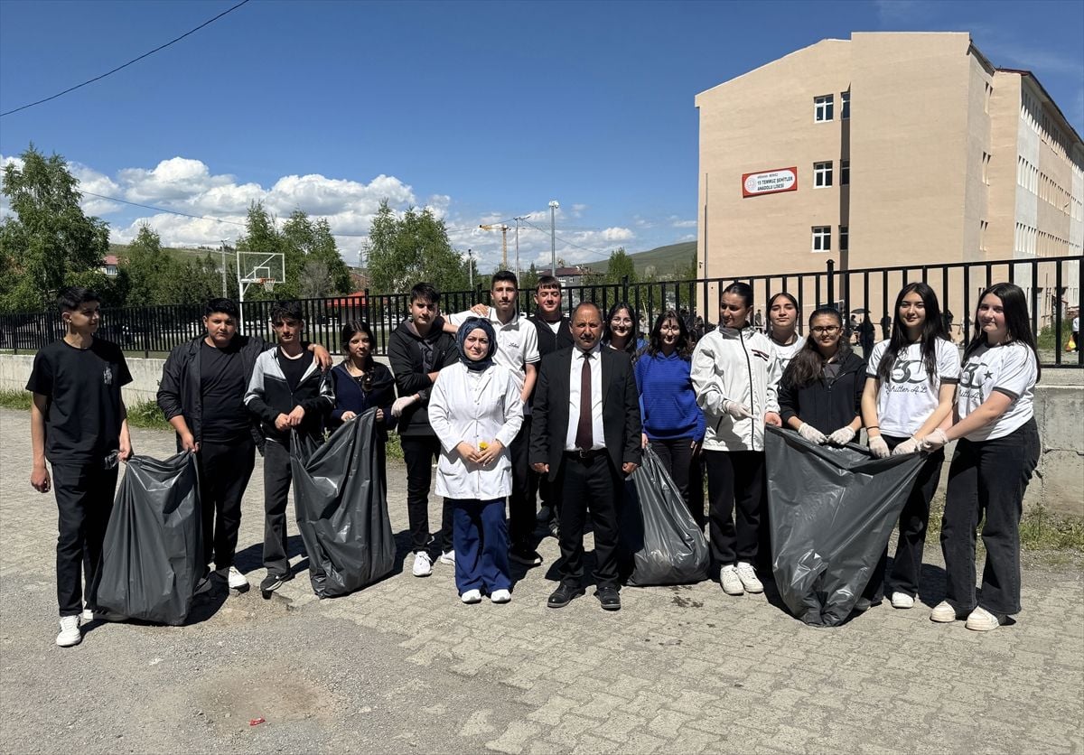 Ardahan'da öğretmen ve öğrencilerden çevre temizliği seferberliği