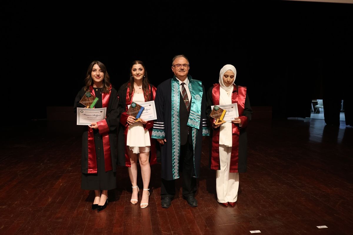 Artvin Çoruh Üniversitesinde mezuniyet töreni düzenlendi