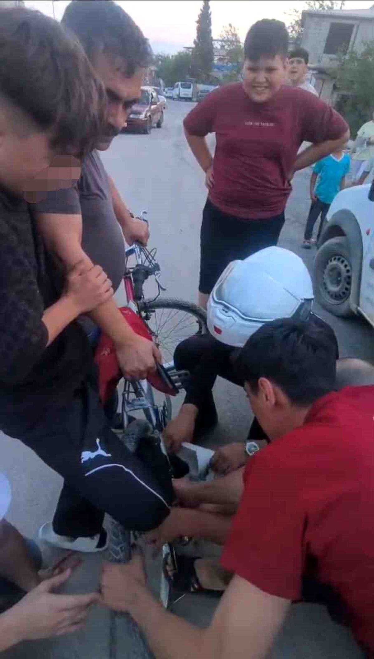 Ayağı bisiklete sıkışan çocuğun yardımına Yunus polisleri ye