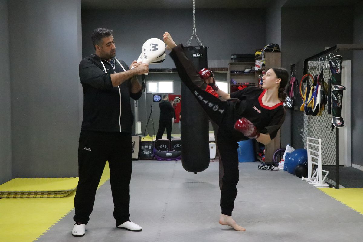 Babasının tavsiyesiyle kick boksa başlayan Olcay İrem, dünya
