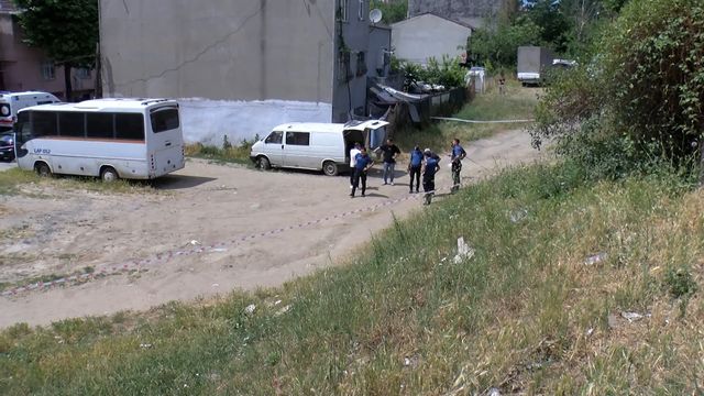 Swollen corpse found behind vehicle