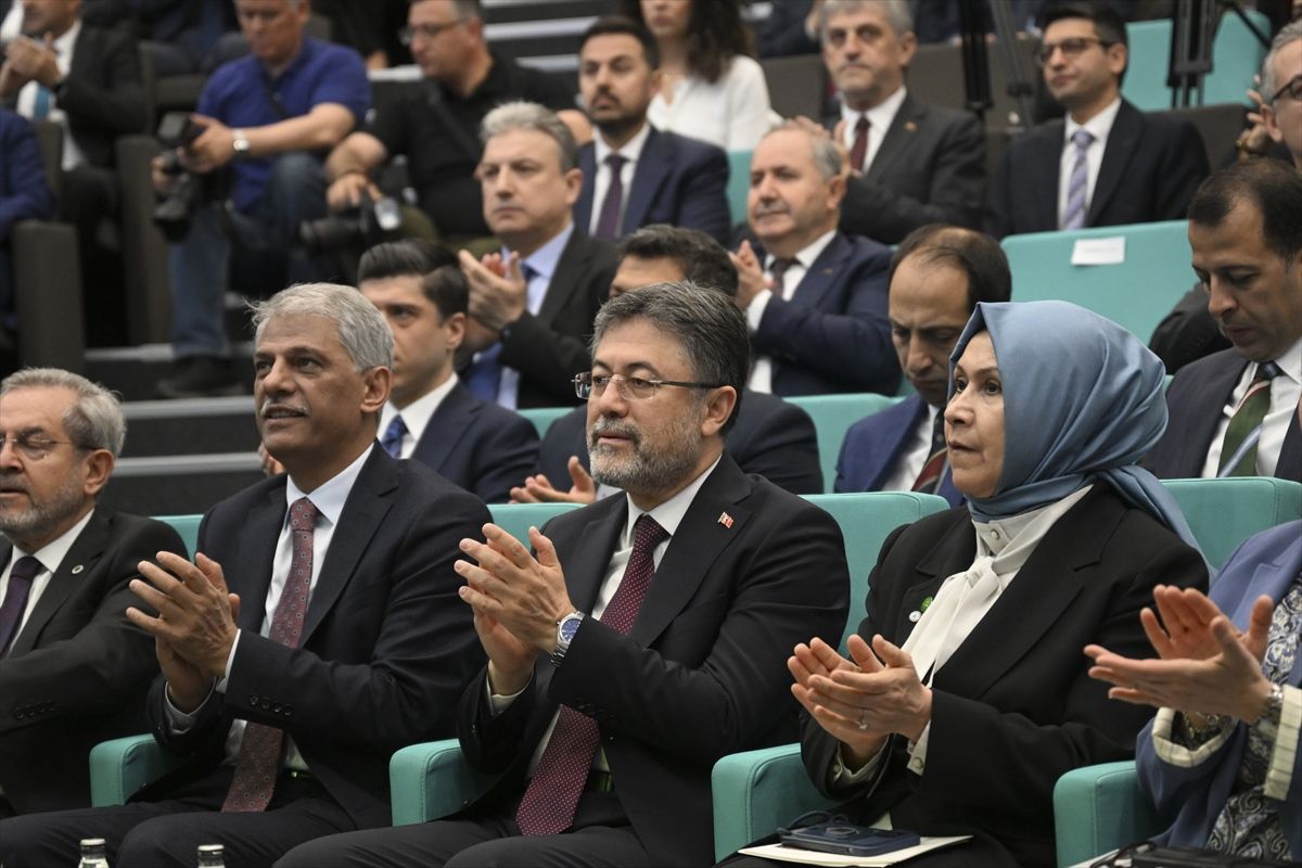 Tarım ve Orman Bakanı Vahit Kirişci konuşma yaparken