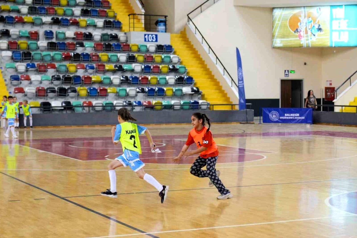 Balıkesir'de Geleneksel Çocuk Oyunları Şenliği Başladı