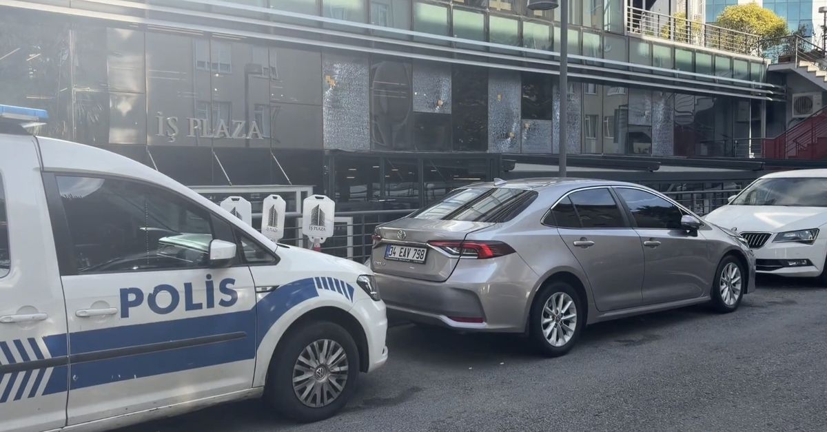 Beykoz'da iş merkezine silahlı saldırı; şüpheliler motosikle