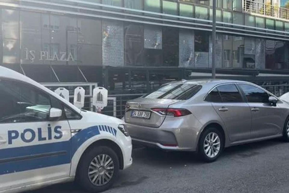 Beykoz'da iş merkezine silahlı saldırı; şüpheliler motosikletle kaçtı
