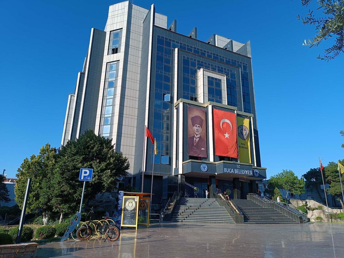 Buca Belediyesi'ne operasyonda adli kontrolle serbest kalanl