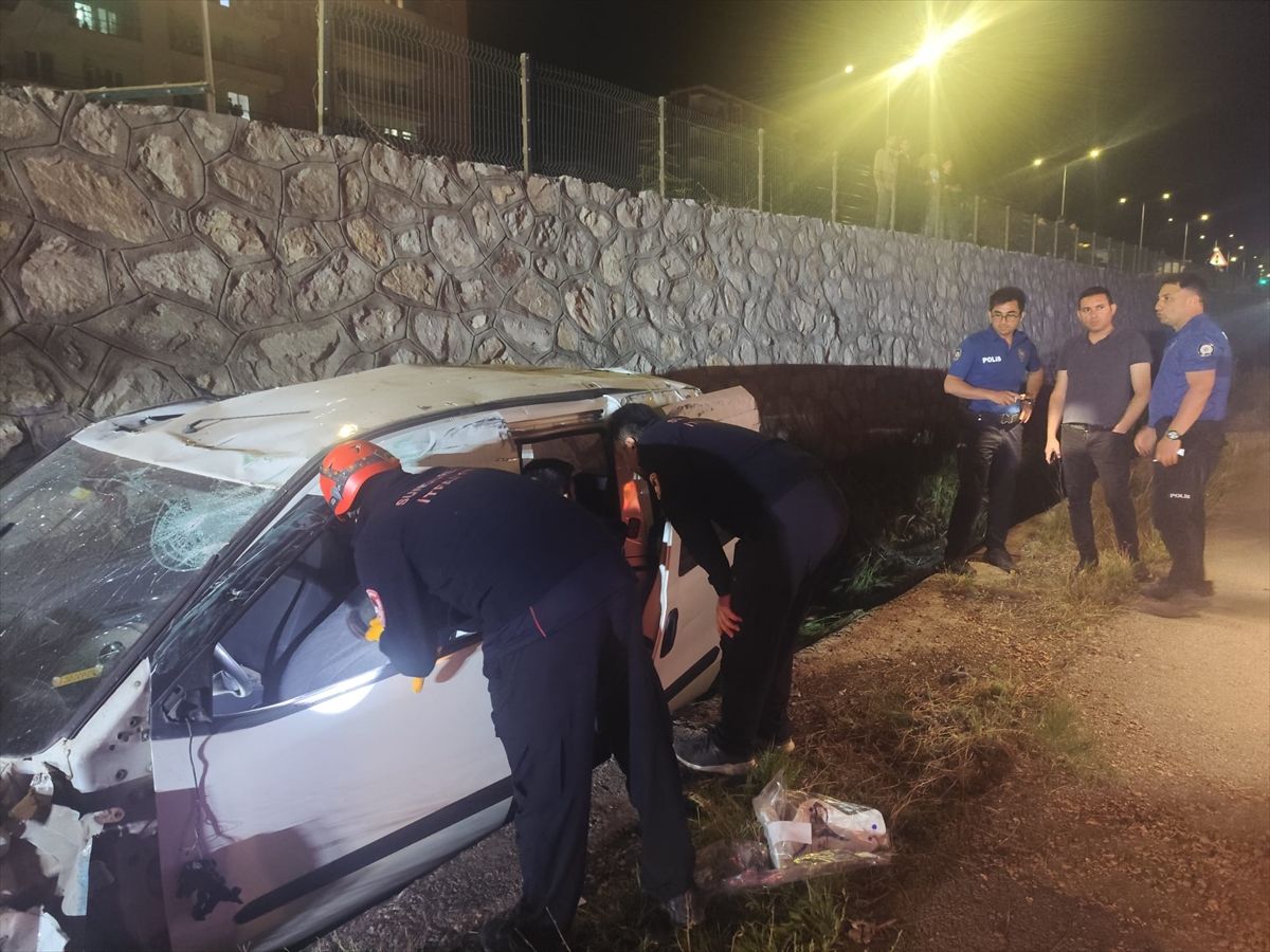 Çorum'da istinat duvarından düşen araçtaki 2 kişi yaralandı
