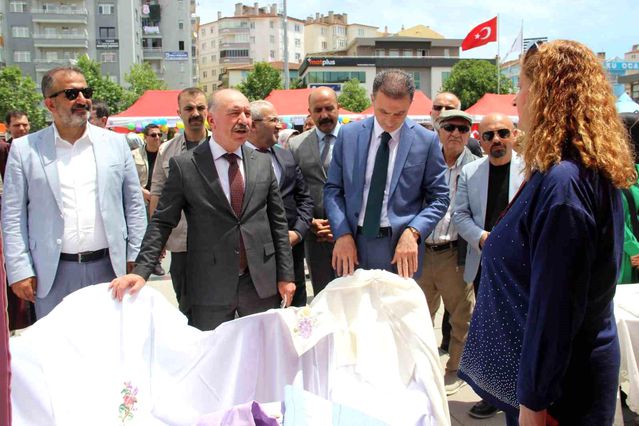 Çorum'da kursiyerlerin 1 yıldır yaptığı el emeği ürünler gör