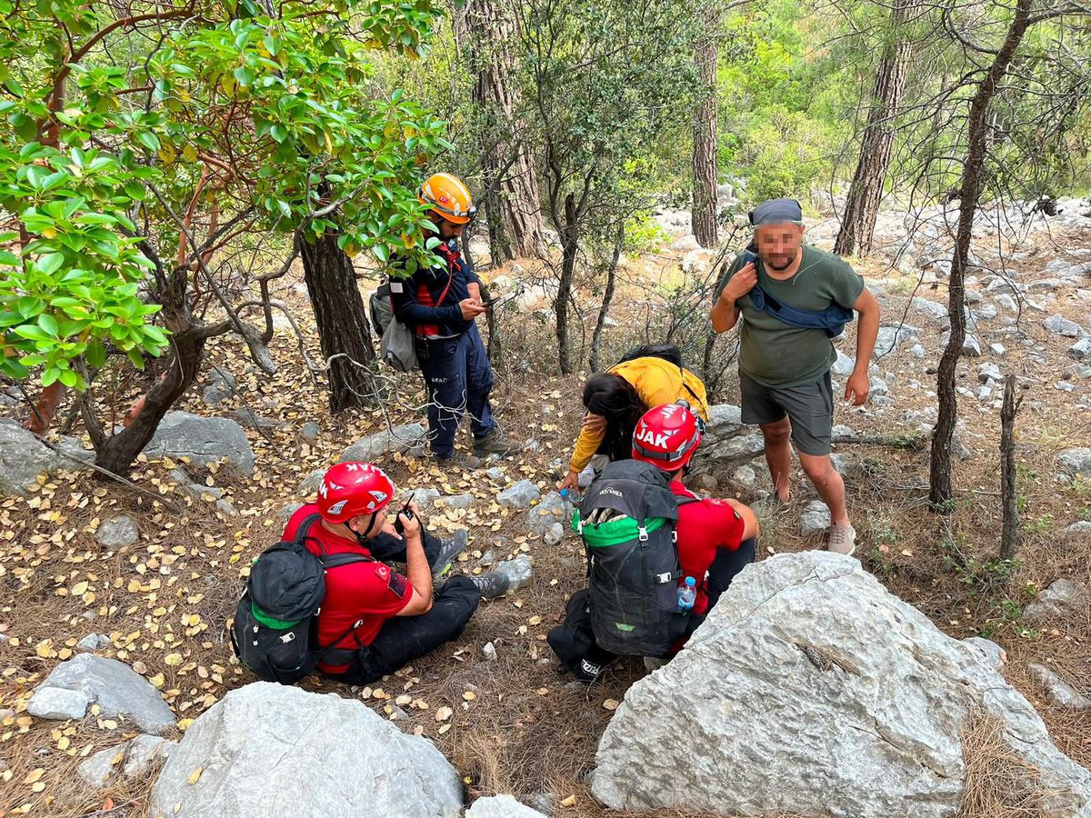 Dağda kaybolan 2 arkadaş, 10 saatlik operasyonla bulunup, ku