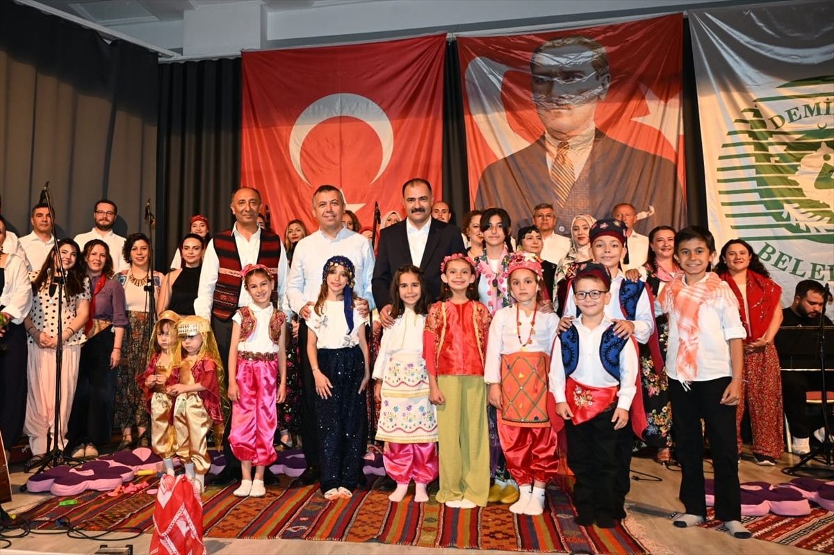Demirci'de gönüllülerin oluşturduğu korodan konser