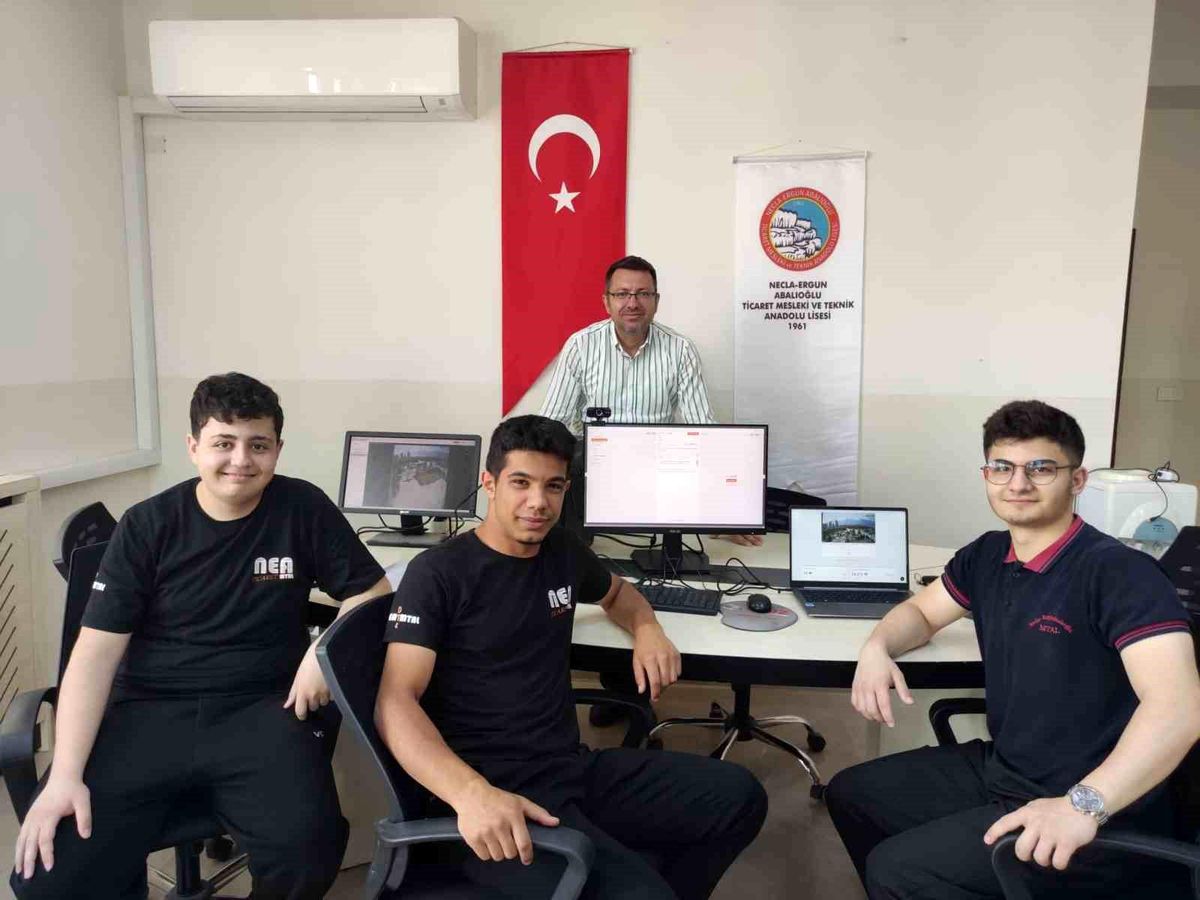 Denizlili gençlerin 'Hava kalitesini izleyen akıllı göz' pro