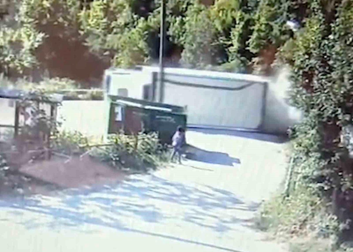 Devrilen kamyonun altında kalmaktan saniyelerle kurtuldu: O 