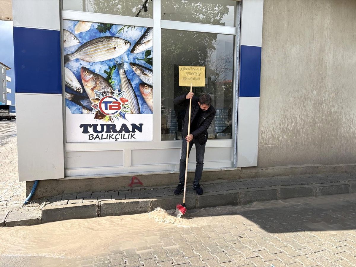 Diyadin'de sağanak yağış sonrası su birikintileri oluştu