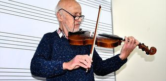 Emekli memur 72 yaşında keman eğitimi alıyor