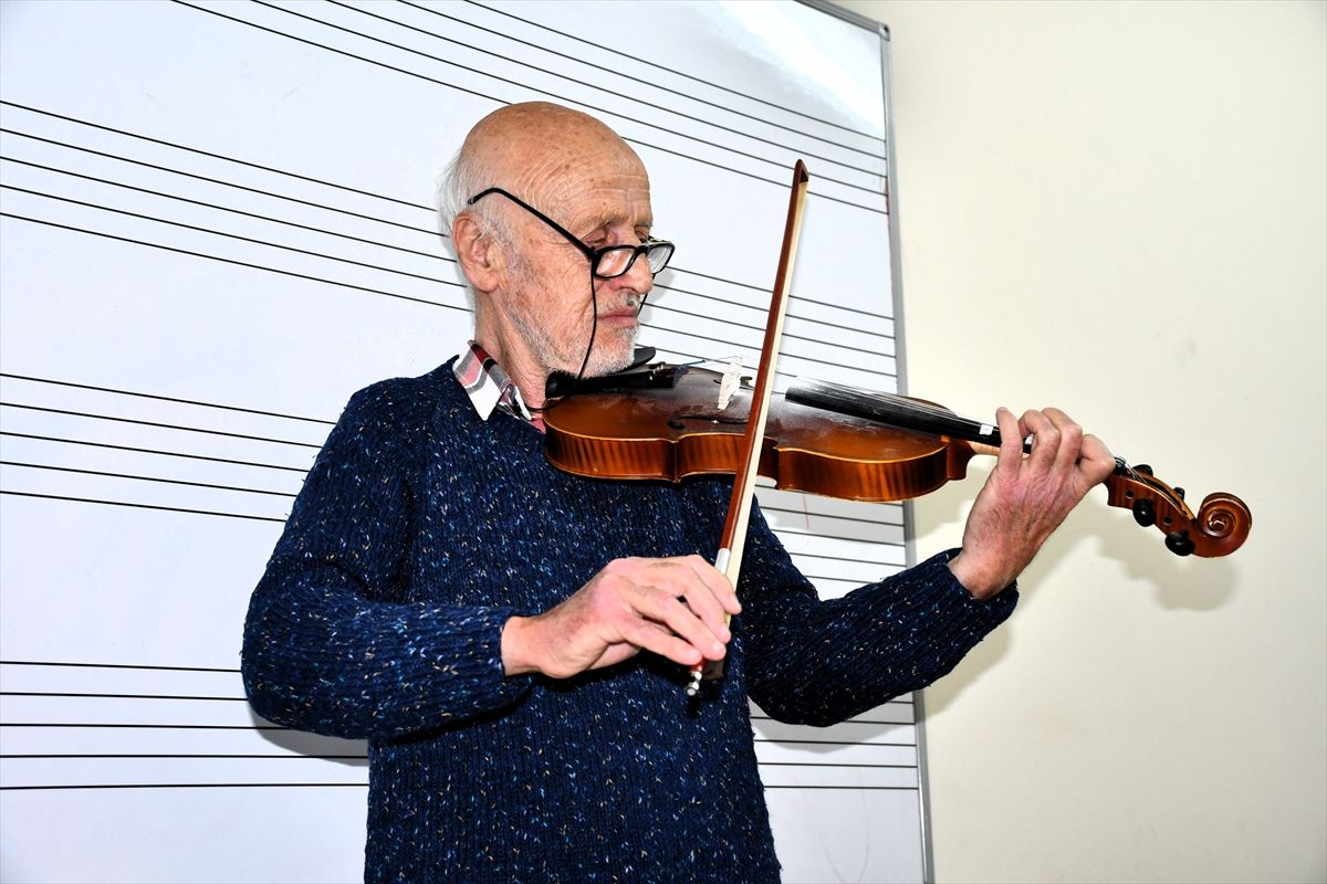 Emekli memur 72 yaşında keman eğitimi alıyor