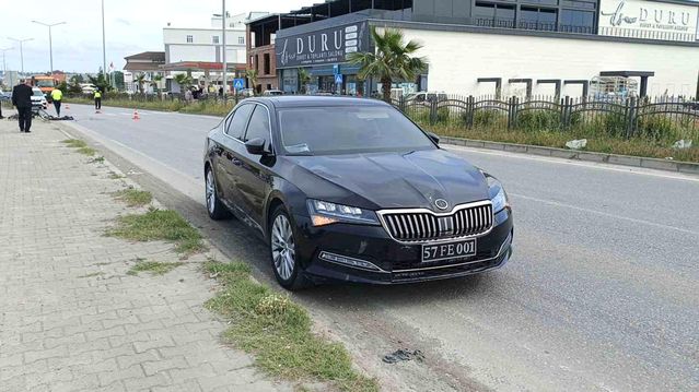 Erfelek Belediye Başkanı'nın makam aracının çarptığı bisikle