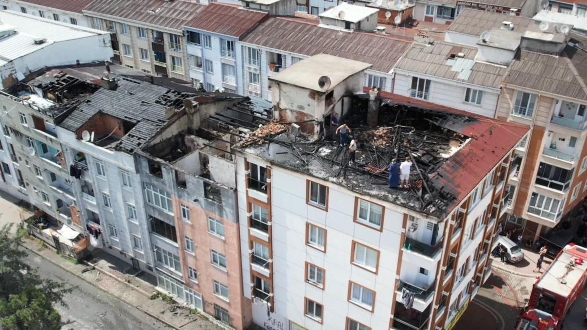 Esenyurt'ta çatı yangını kısa sürede 3 binaya sıçradı