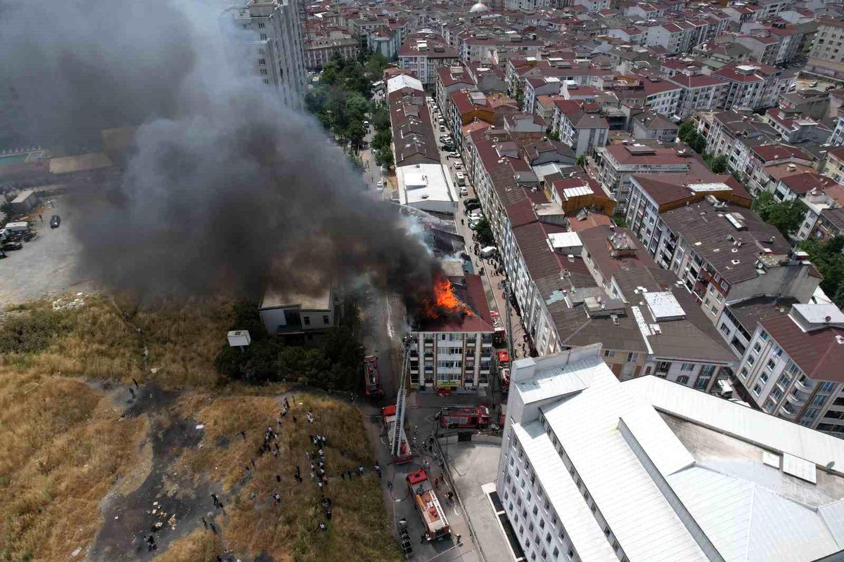 Esenyurt'ta korkutan çatı yangını: 4 binanın çatısına sıçrad