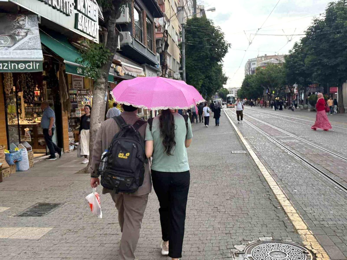 Eskişehir'de beklenen gök gürültülü sağanak yağış etkili old