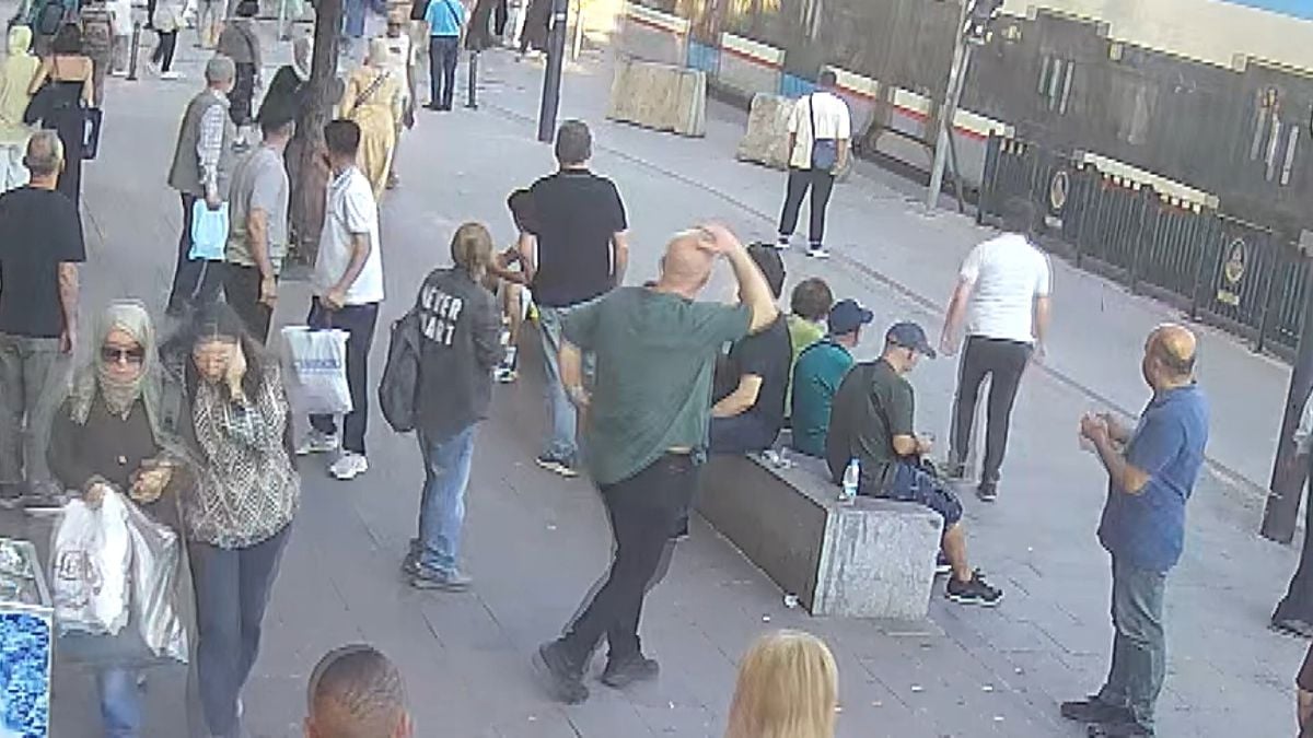 Fatih'te 6 yaşındaki çocuk raylara düşüp tramvayın altında k