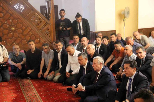 Ferdi Zeyrek için Hatuniye Camii'nde mevlid programı