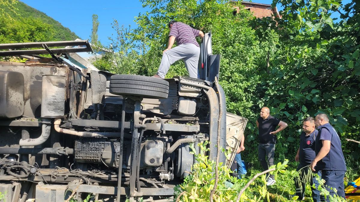 Freni boşalan kamyonun devrildiği kaza kamerada