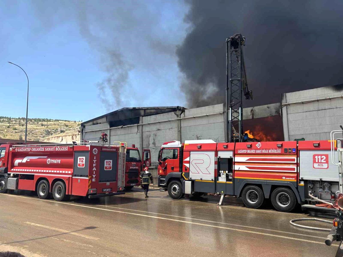 Gaziantep'te bir tekstil fabrikasında çıkan yangın
