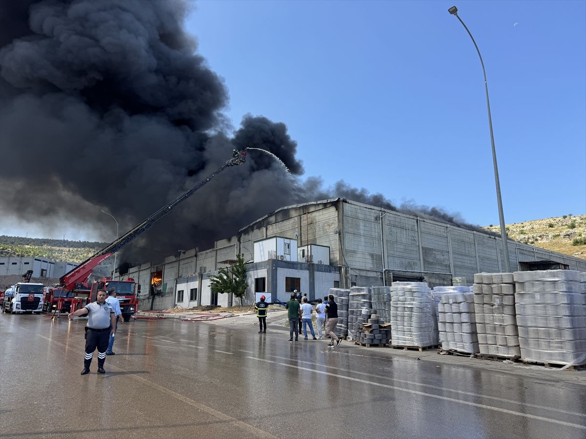 Gaziantep'te tekstil fabrikasında yangın çıktı
