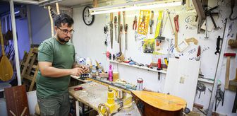 Genç bağlama ustası el yapımı enstrümanlarını müşterileriyle buluşturuyor