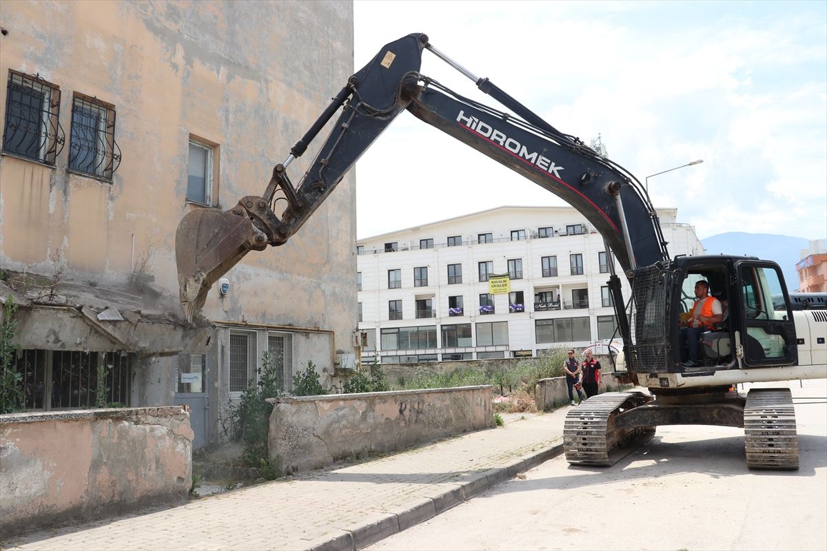 Gürsu Kent Meydanı projesi kapsamında bina yıkımı gerçekleşt