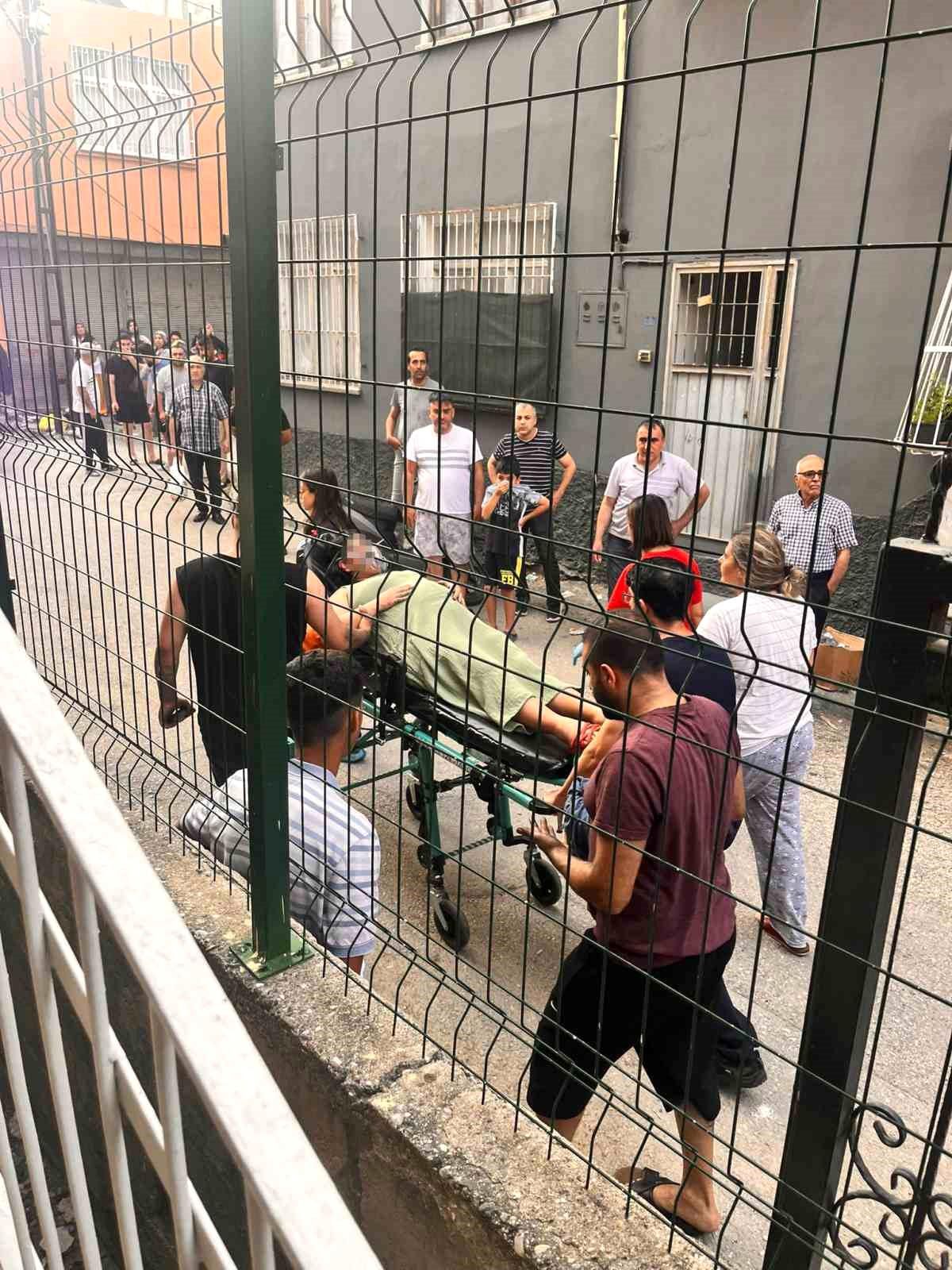 Hamile kadın ve oğlu yangından kurtarıldı