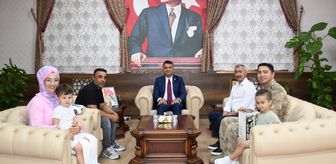 Hatay'da kavşağa düşen Türk bayrağını yoldan geçen sürücüler kaldırdı