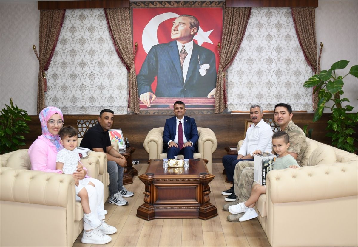 Hatay'da kavşağa düşen Türk bayrağını yoldan geçen sürücüler kaldırdı