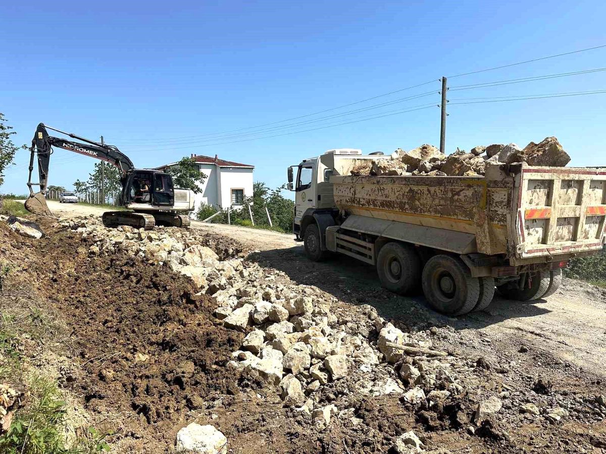 Akçakoca'da heyelan sonrası yol onarım çalışmaları