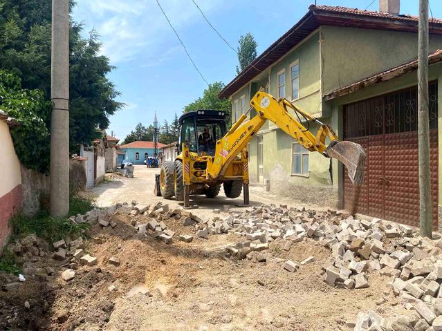 İnönü'de bozulan yollar yenileniyor
