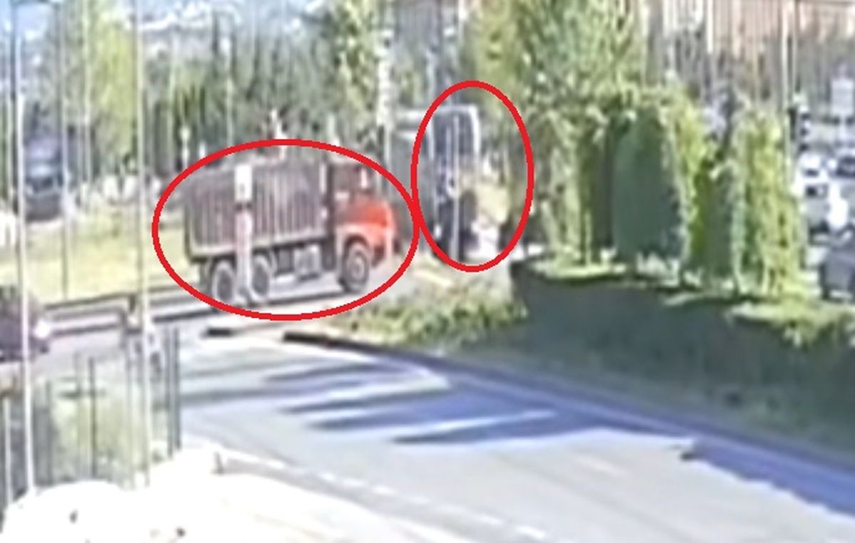 Kamyon ile tramvayın çarpışması kamerada; 5 yaralı