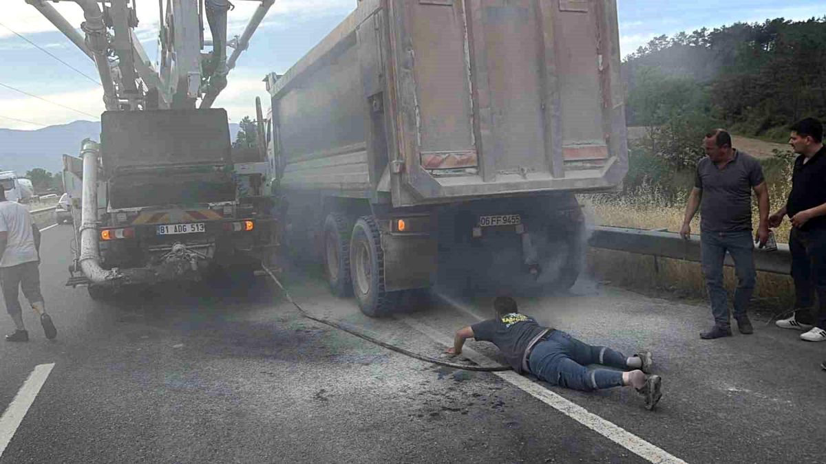 Düzce'de kamyon lastiğinde çıkan yangına beton araçlarıyla müdahale ediliyor.