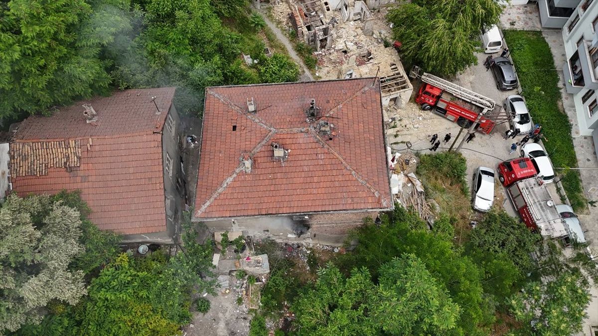 Karabük'te 3 katlı evde çıkan yangın söndürüldü