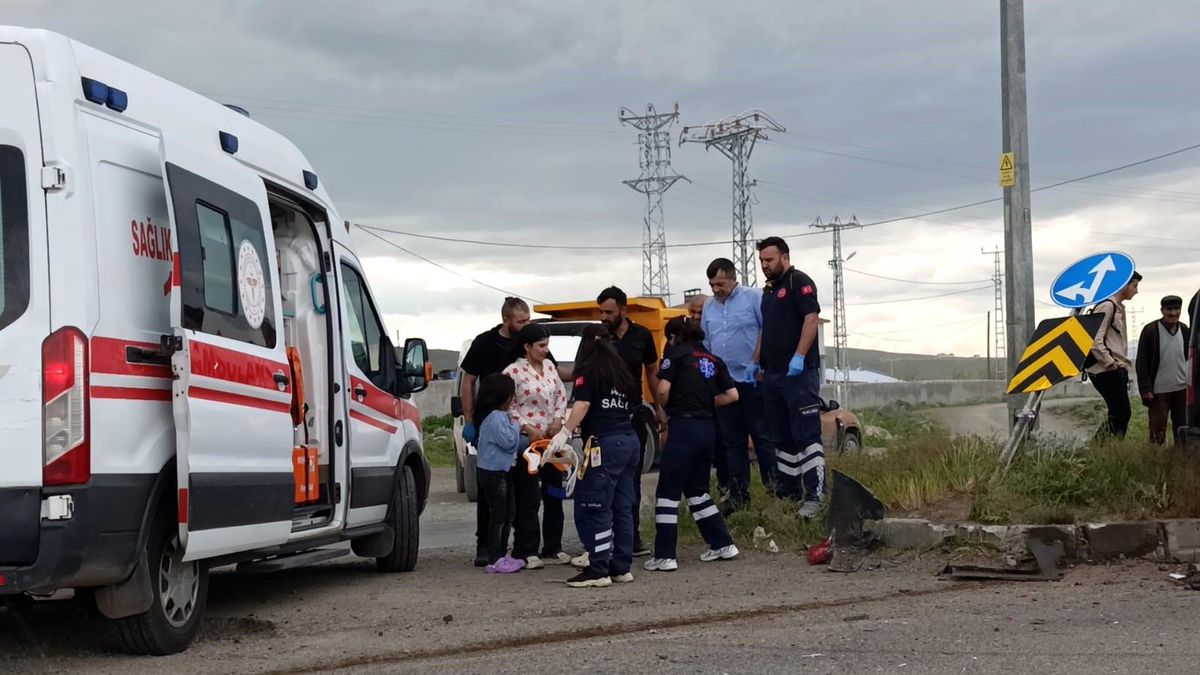 Kars'ta 2 araç çarpıştı: 3'ü çocuk 5 kişi yaralandı