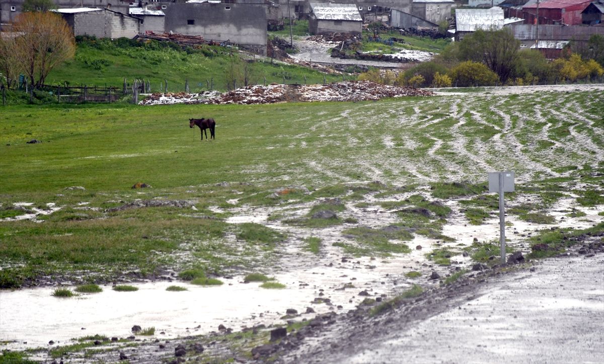 Kars'ta sağanak ve dolu etkili oldu