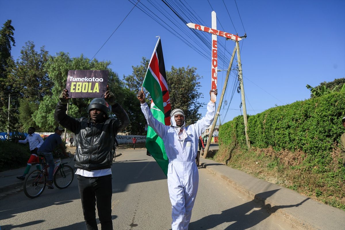 Kenya'da, ABD vatandaşları için kurulacak Ebola tesisini protesto edenlere polis müdahalesi