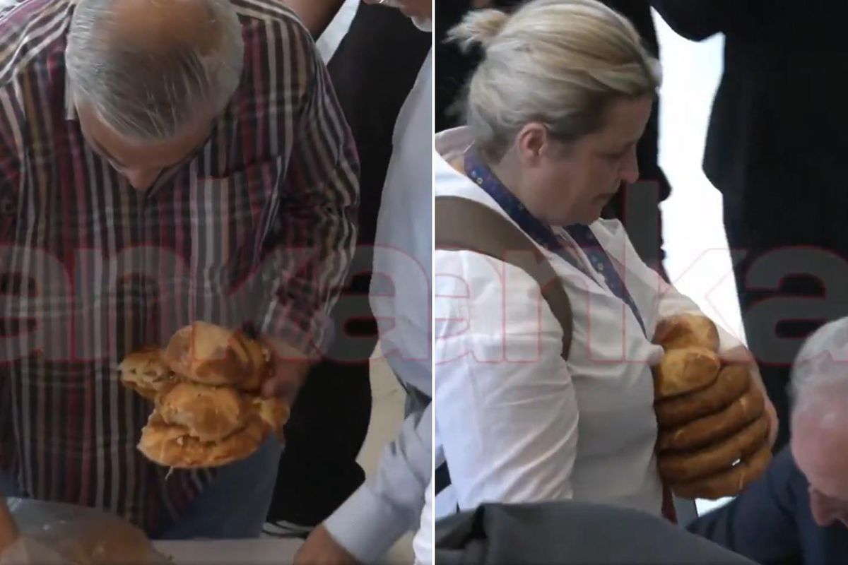 CHP'li partililer, grup toplantısı öncesinde dağıtılan simit ve poğaçaları almak için bir araya geldi.