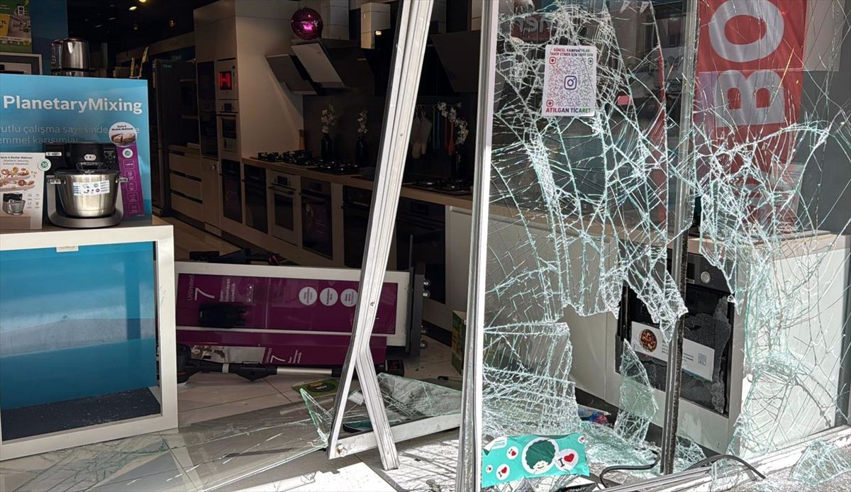 Kırıkkale'de kontrolden çıkan otomobil iş yerine girdi