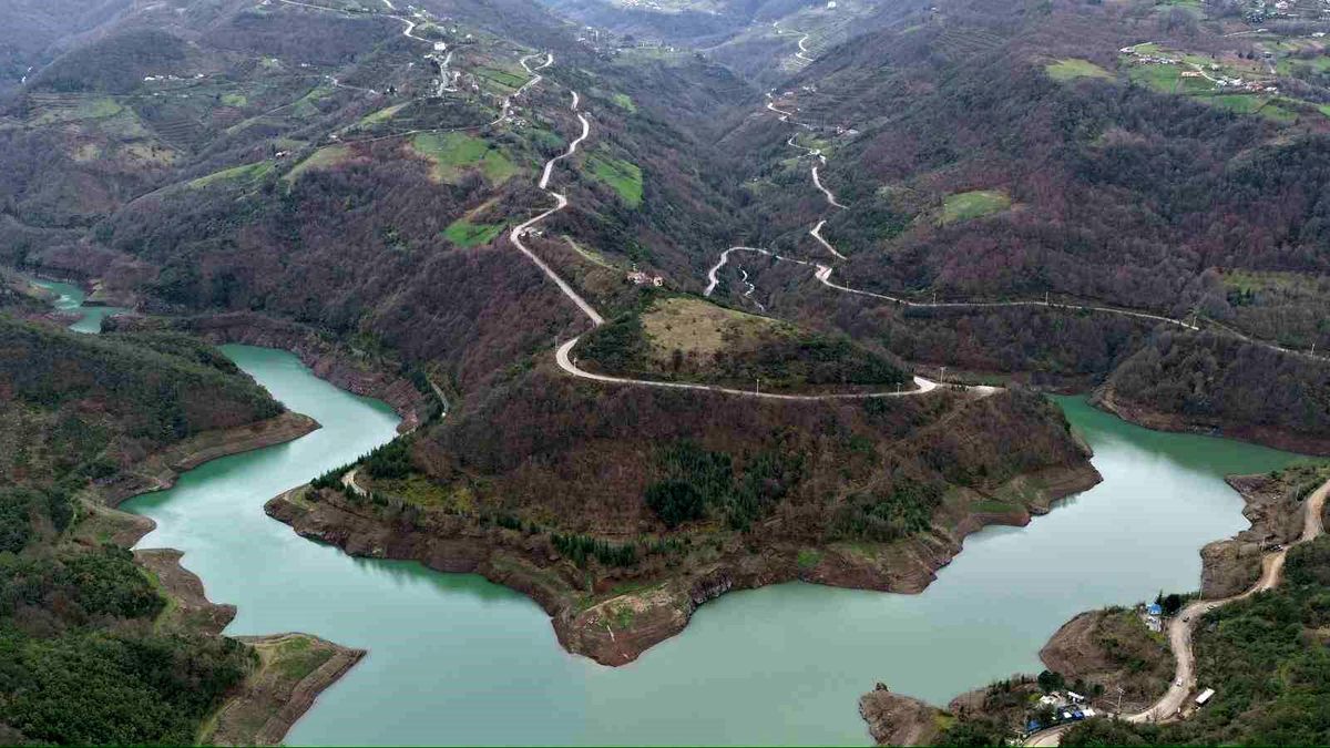 Yuvacık Barajı'nda su seviyesini gösteren bir görüntü.