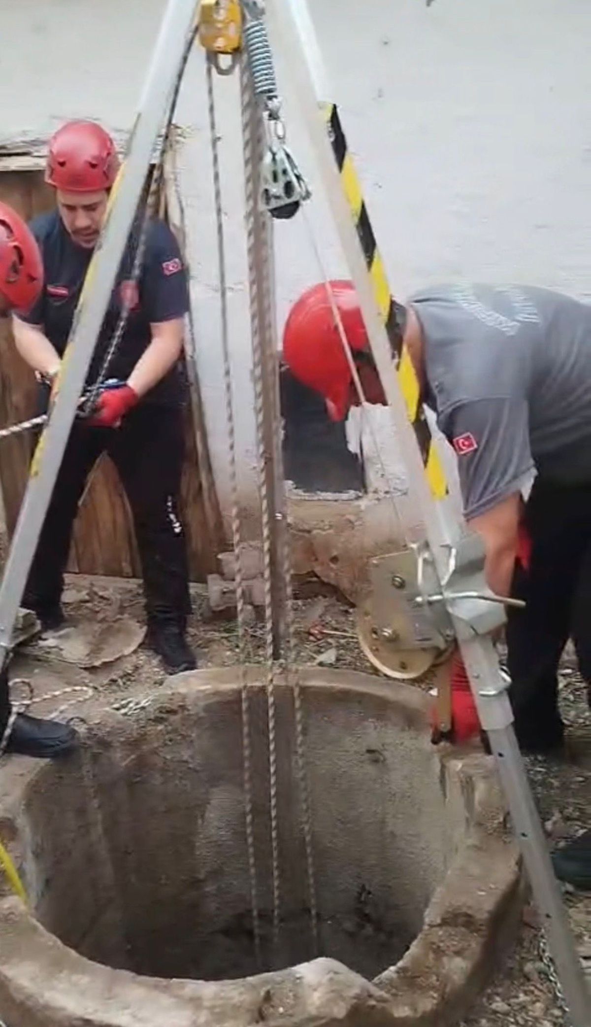 Kırıkkale'de itfaiye ekipleri tarafından su kuyusundan kurtarılan yavru kedi.